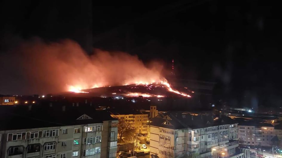 Dosar penal pentru distrugere din culpă, în urma incendiului de vegetaţie de pe muntele Pietricica din Piatra-Neamţ