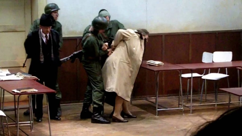 La Târgoviște, Ceaușescu a fost împușcat ca un câine. Creierul Elenei a fost înfulecat de maidanezul unității