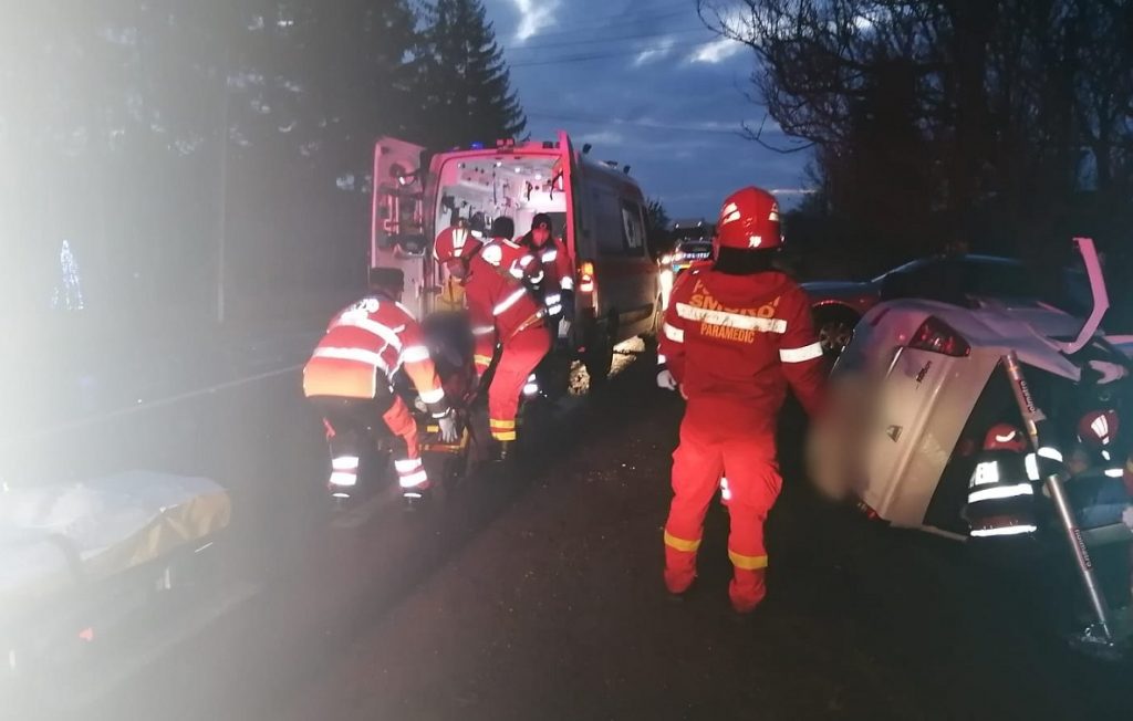 Impact violent între o ambulanță și un autoturism pe E85. O persoană a murit pe loc