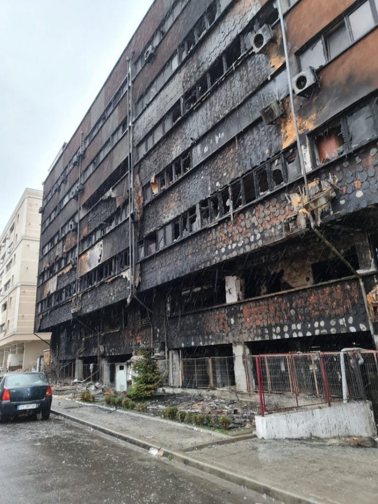 Incendiu de la blocul din Constanța: Adolescentul care ar fi pornit focul, arestat la domiciliu. Ce a spus tânărul judecătorului