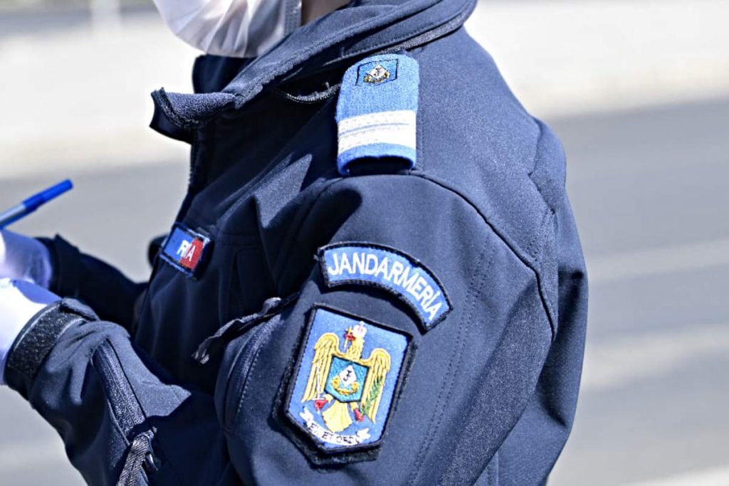 Purtătoarea de cuvânt a Jandarmeriei, surprinsă în ipostaze ruşinoase. Imaginile indecente fac înconjurul ţării