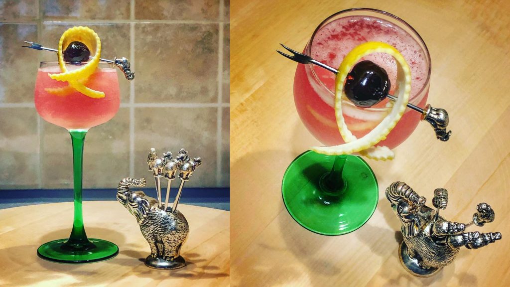 Cum faci un cocktail Jasmine și vezi altfel combinația clasică de gin cu Campari