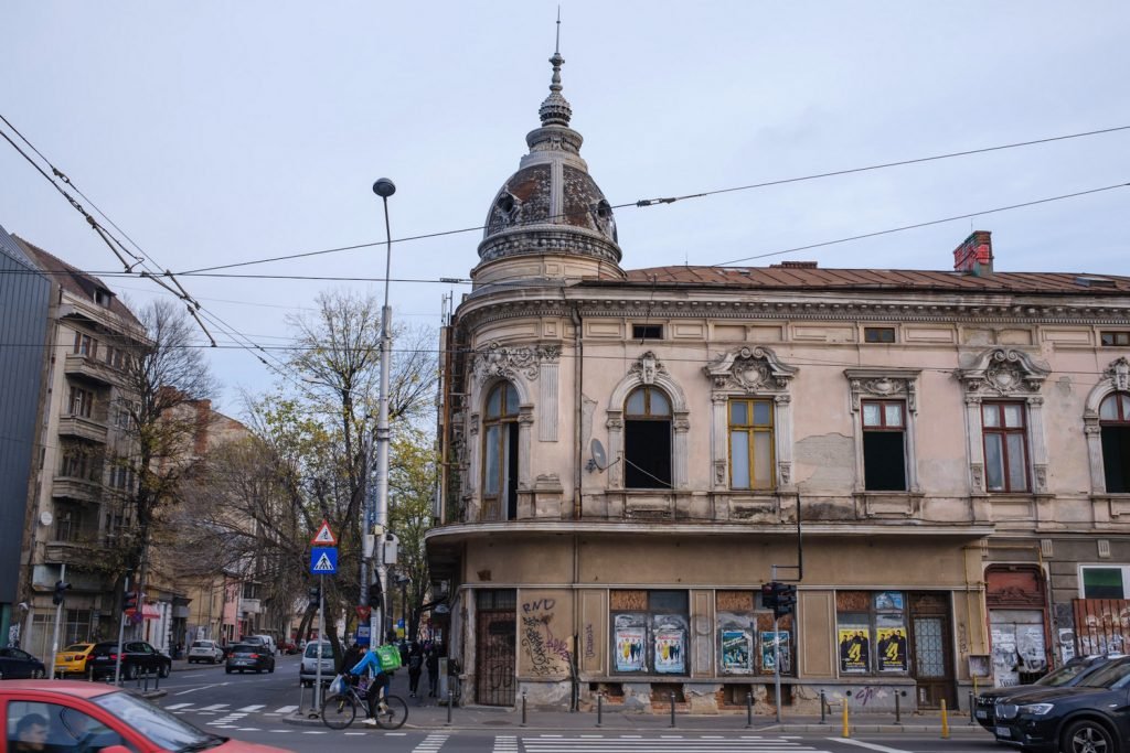 La doi pași de Guvernul României, zeci de străzi arată ca după război: „Unde să dormim? În canalele de la gară, în parcuri, unde?”