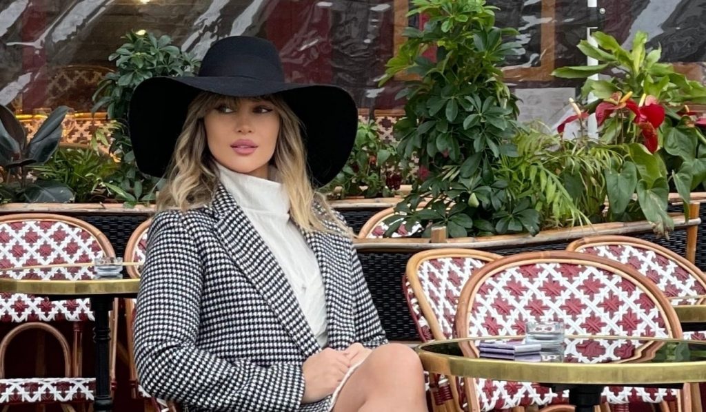 Lora, apariţie de vis în Paris. A atras toate privirile cu această ţinută. Foto