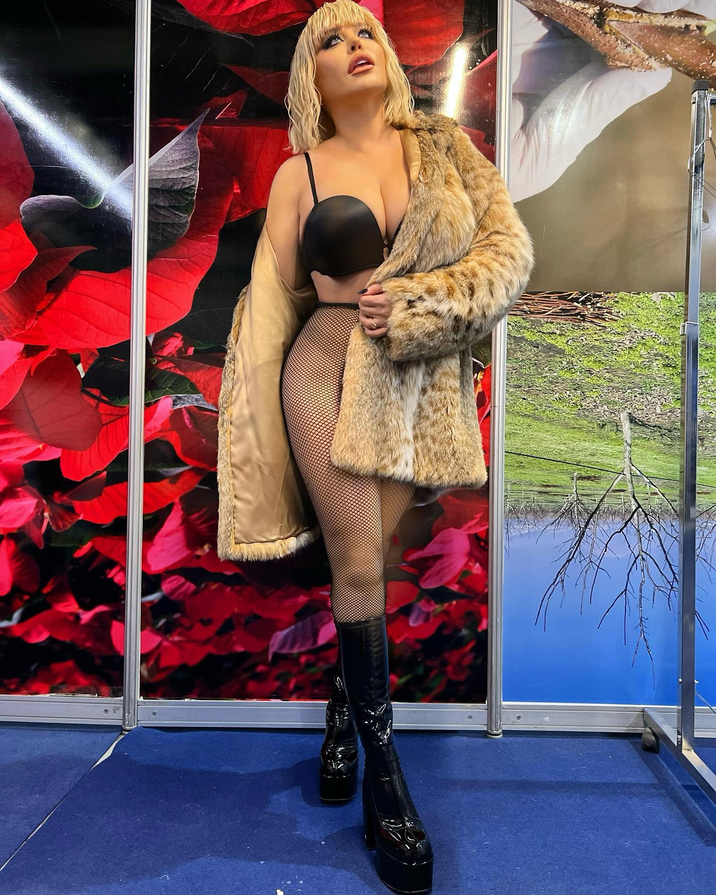 Loredana Groza şochează din nou. Pictorial incendiar de Moş Nicolae