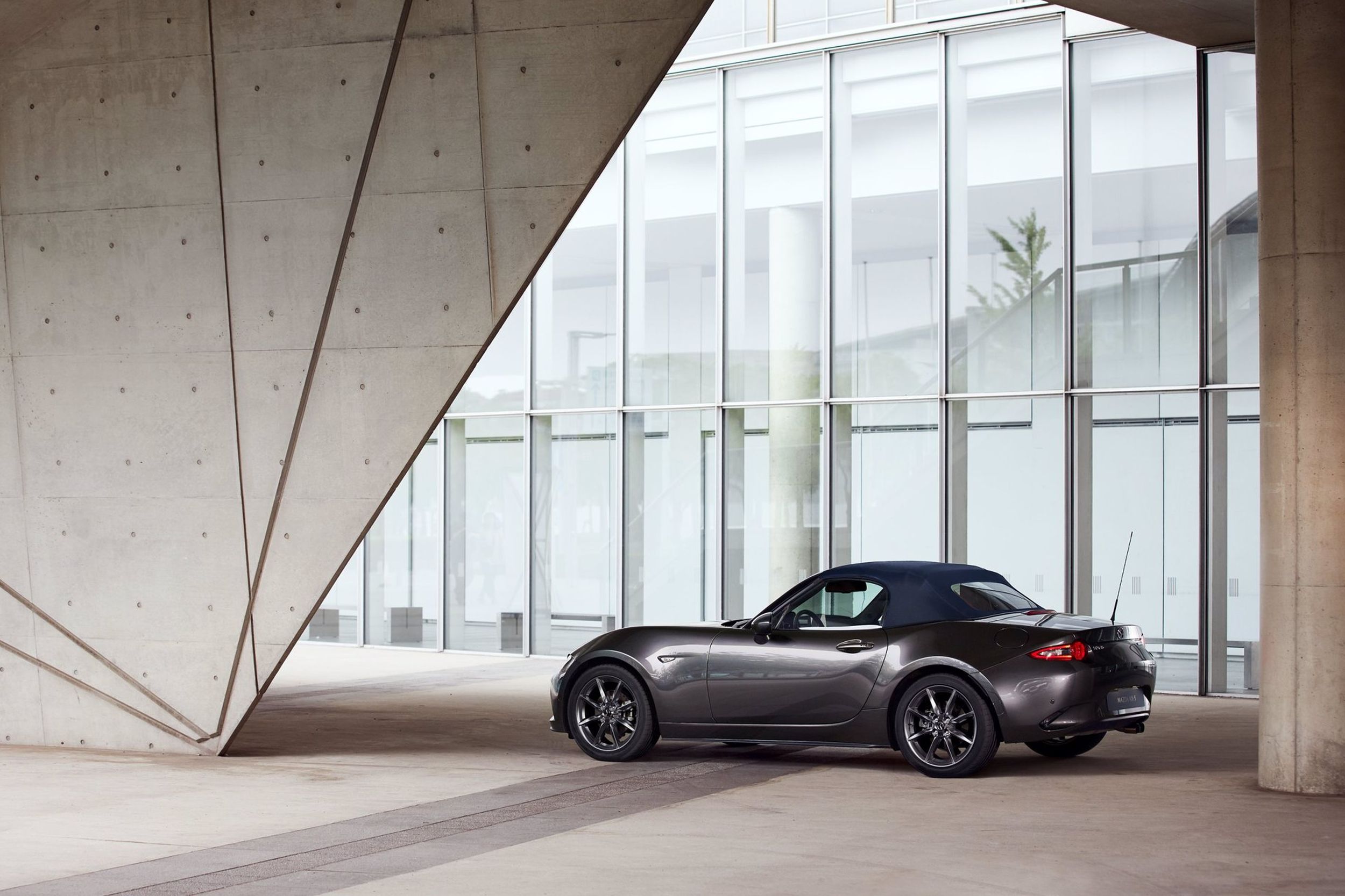 Upgrade pentru Mazda MX-5. Modelul sport primește o suspensie mai performantă și noi finisaje