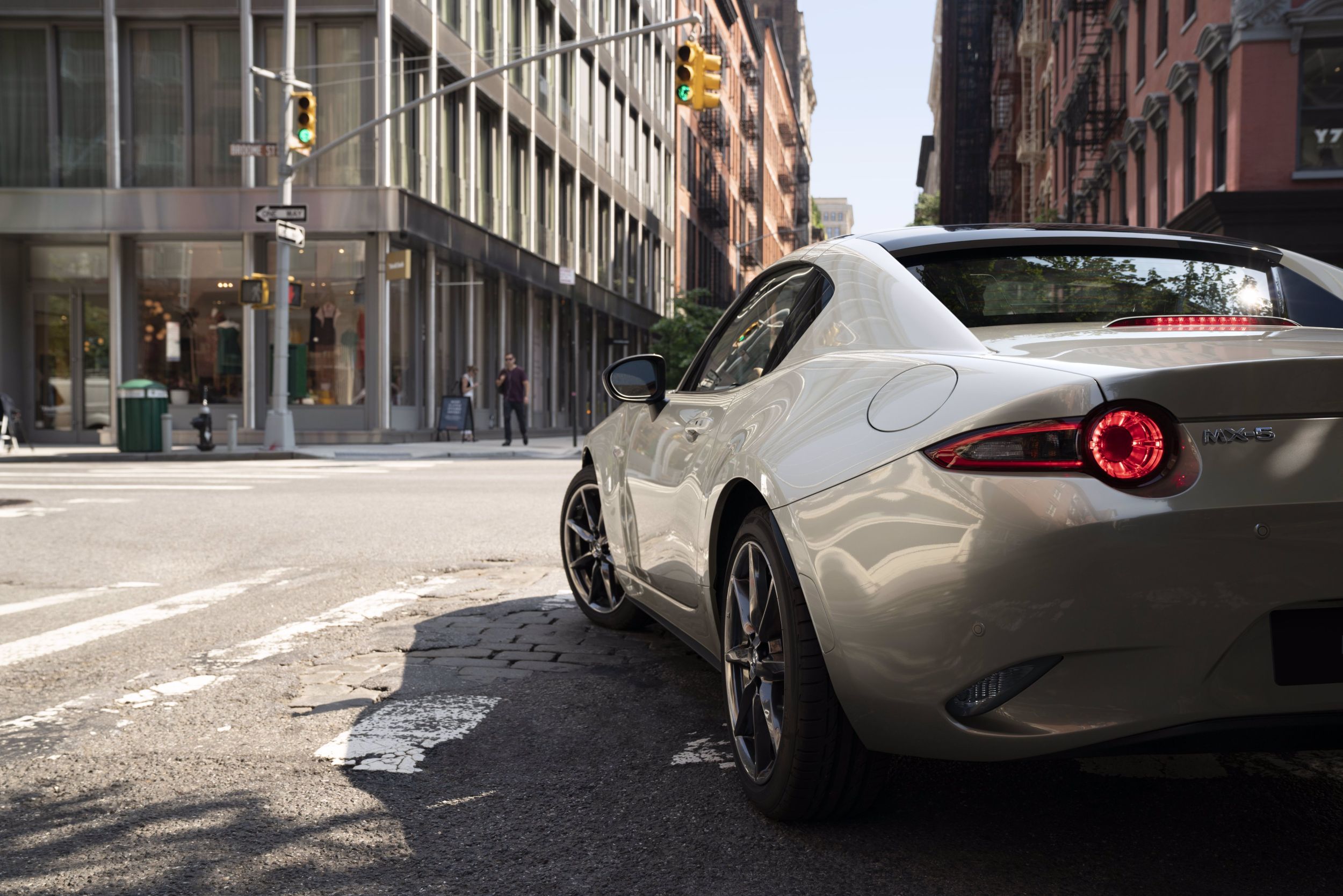 Upgrade pentru Mazda MX-5. Modelul sport primește o suspensie mai performantă și noi finisaje