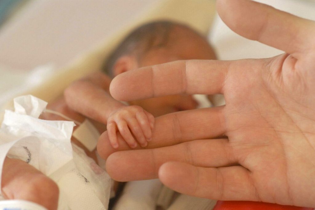 Părinții cu copii mici pot cere program flexibil de la angajator. Ce prevede directiva europeană? România a făcut deja primii pași