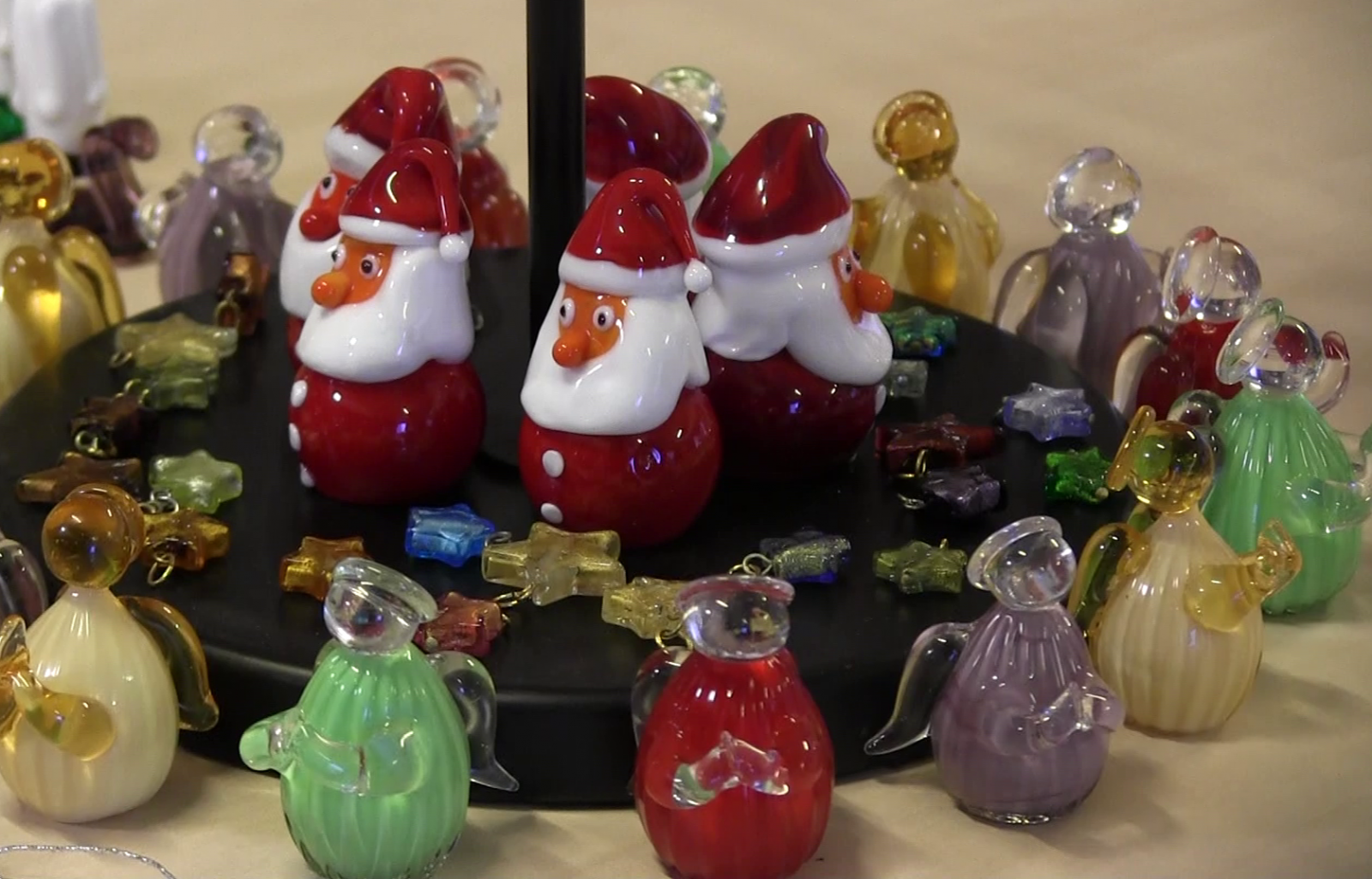 O fabrica din Arad produce globuri cu foita de aur