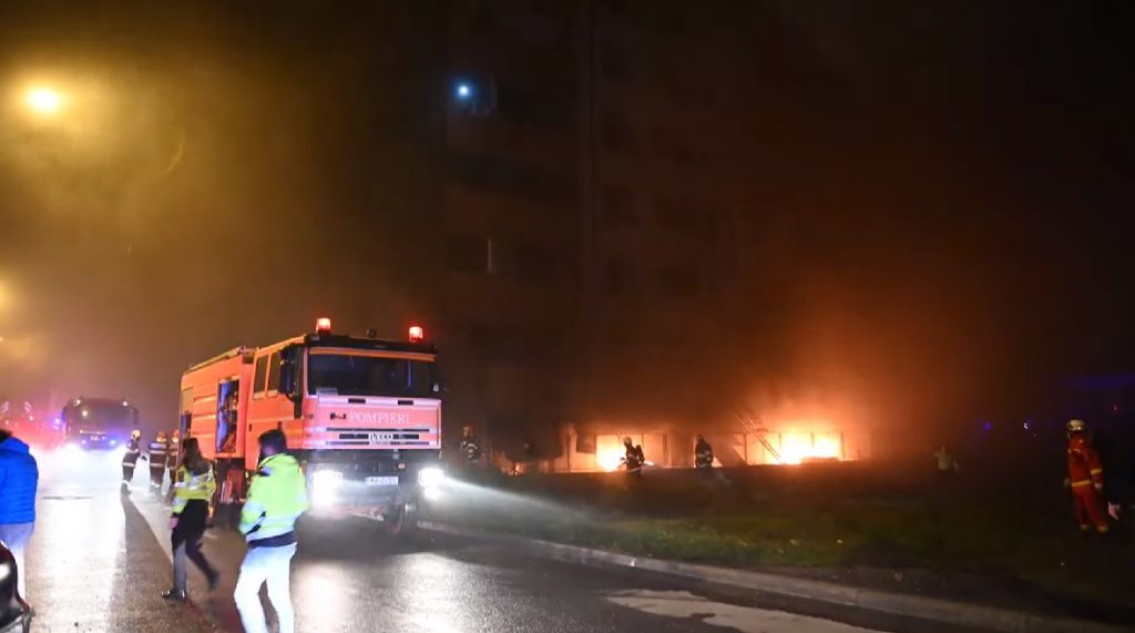 Plan roșu de intervenție în Constanța, după ce un bloc a luat foc. 250 de persoane au fost evacuate și mai mulți copii au ajuns la spital VIDEO