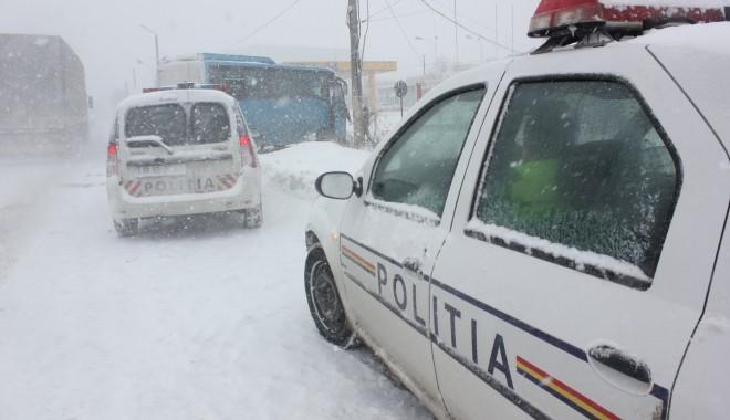 Prima zăpadă, primele probleme în trafic. Pe străzile din Predeal mașinile s-au transformat în sănii