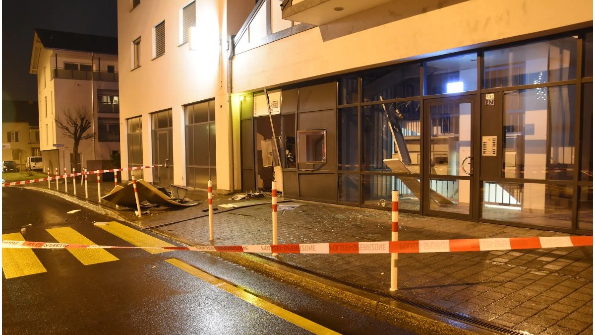 Primul roman judecat pentru ca a aruncat in aer un bancomat