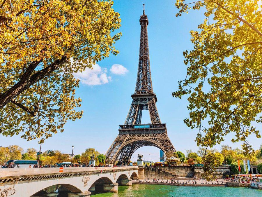 Romanii au pus stapanire pe Turnul Eiffel