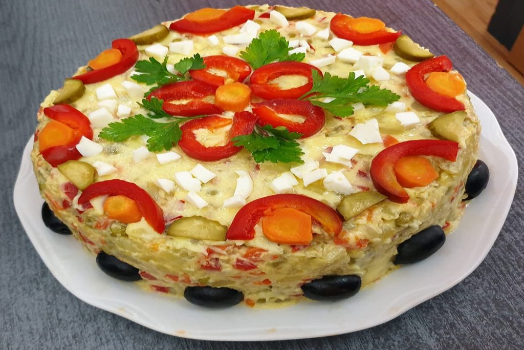 Salată de boeuf, reţeta originală. Ingredientul care se pune, de fapt, în preparatul special