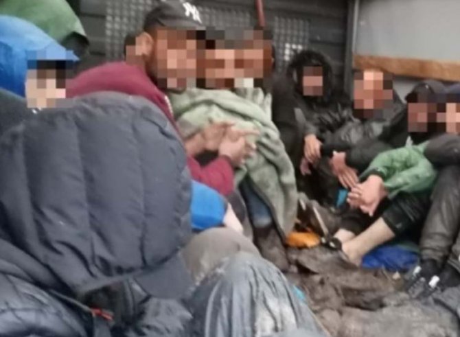 Șofer de TIR din România, condamnat la închisoare în Olanda. În ce stare au fost găsiți 25 de migranți ilegali în remorca lui