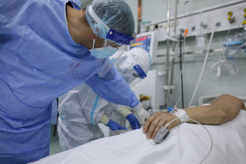 Pandemia de COVID a explodat în România – infectările s-au dublat în 24 de ore. Ce pățesc copiii bolnavi, alertă în spitale