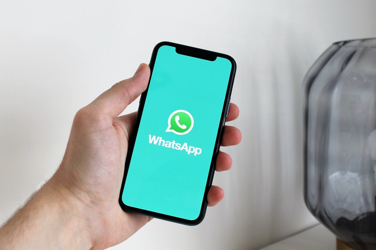 Truc WhatsApp. Cum poti citi mesajele fara sa apari online