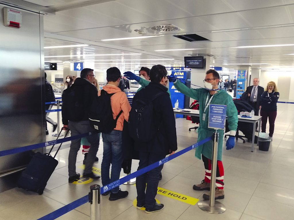 Covid-19 provoacă haos pentru companiile aeriene de pe tot globul. Mii de zboruri au fost anulate de Crăciun și Revelion