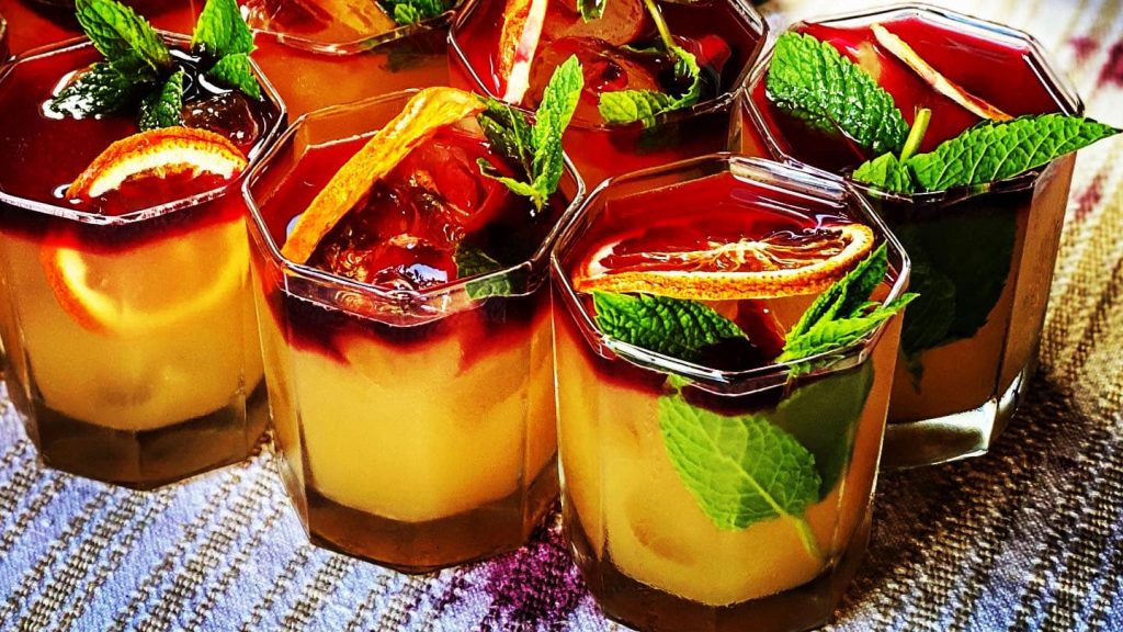 Cum faci trei cocktailuri cu rom, de la simplu la complex și care ar fi cea mai bună sticlă