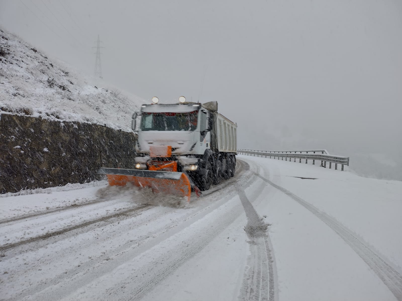 Pericolul uriaş la care ar putea fi expuşi şoferii din România în această iarnă. Avertismentul CNAIR