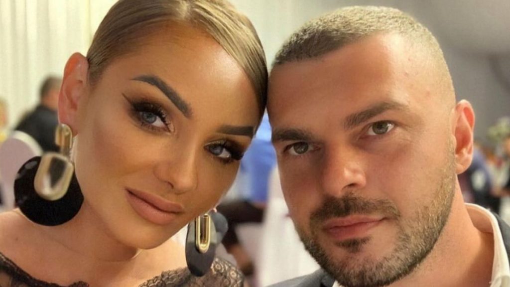 De ce Maria Constantin nu se poate căsători cu logodnicul său. Interpreta de muzică populară a amânat iar nunta