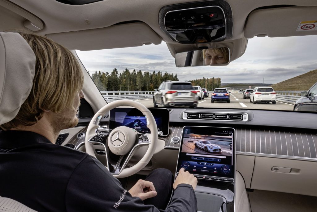 Mercedes-Benz este primul producător auto autorizat să ofere un sistem autonom de rulare de nivel 3. Ce înseamnă acest lucru