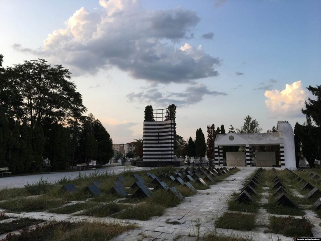 Ironia istoriei: Eroii Revoluției din 1989, alături de soldații sovietici. Aproape de ei, o clădire sinistră