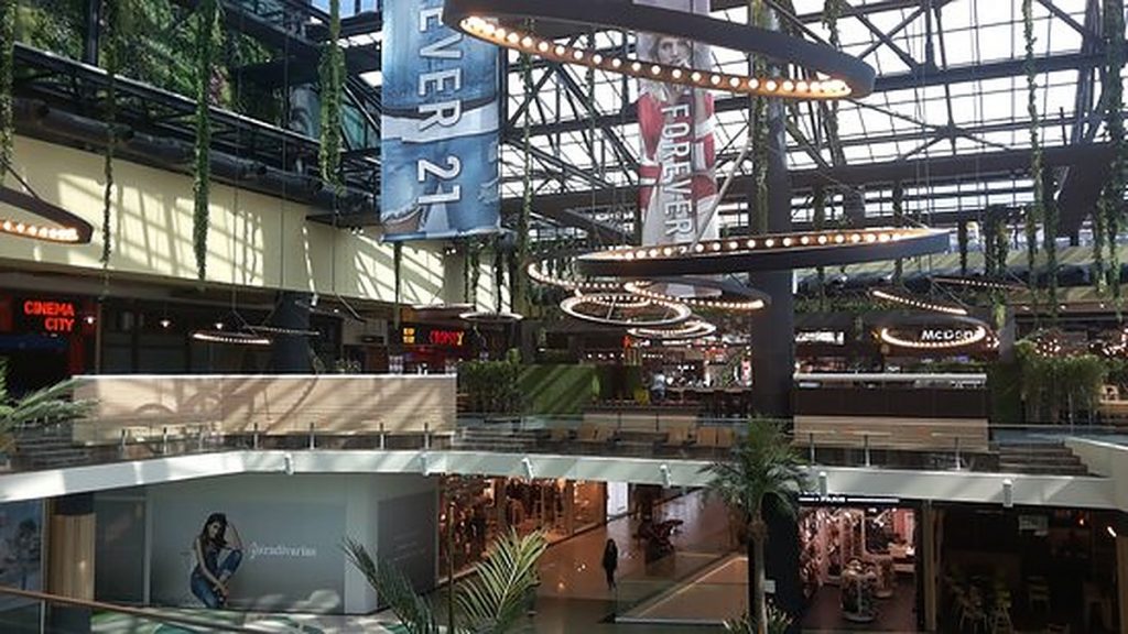 Amenințare cu bombă într-un mall din București. Persoanele din interior au fost evacuate. VIDEO