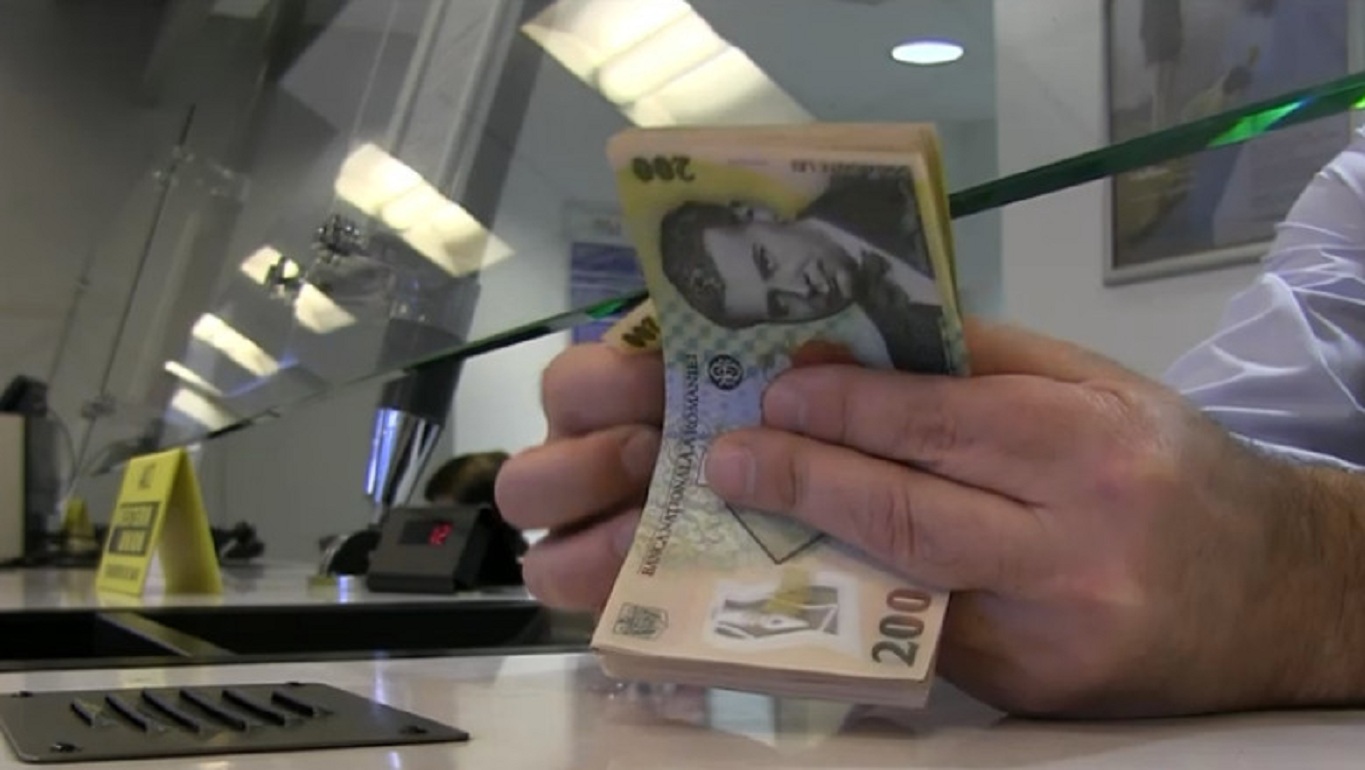 Cresc ratele romanilor la banca