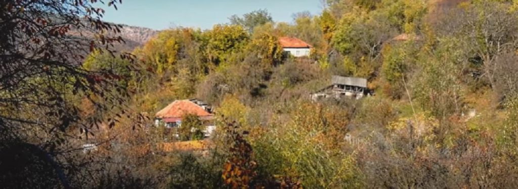 Satul din România care mai are doar 8 locuitori. E izolat total de lume, fără curent, fără drumuri sau magazine