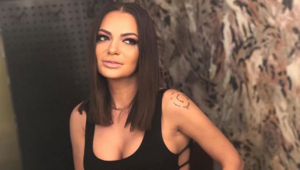 Ce spune Andreea Antonescu despre fotografiile din revistele pentru adulţi. Cântăreaţa a recunoscut: „Am devenit femeie”