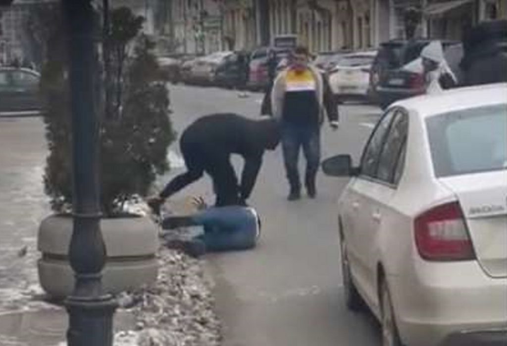Bătaie ca-n ringul de box în Sighetu Marmaţiei. Doi tineri și-au împărțit pumni și picioare în trafic. Un şofer cu o bâtă a aplanat conflictul VIDEO