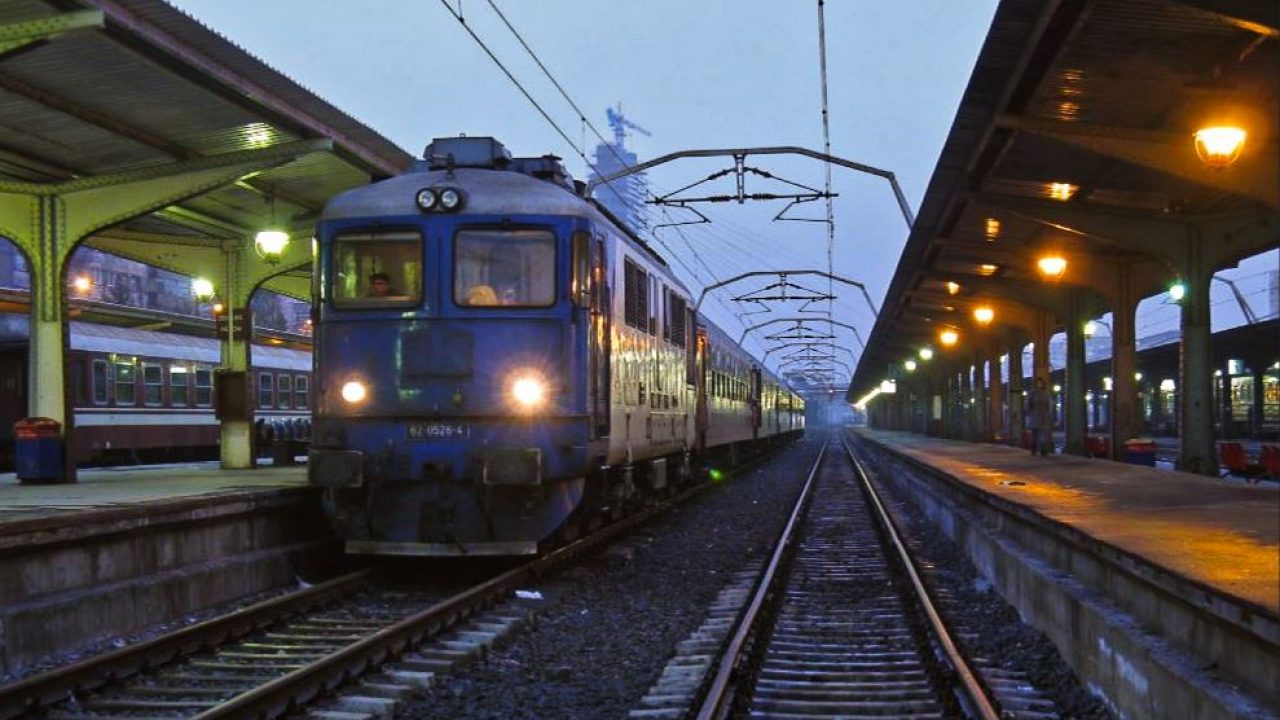 Calatori tinuti in conditii inumane de CFR. Asa arata trenurile fara incalzire, la -15 grade, dar cu zapada in ele