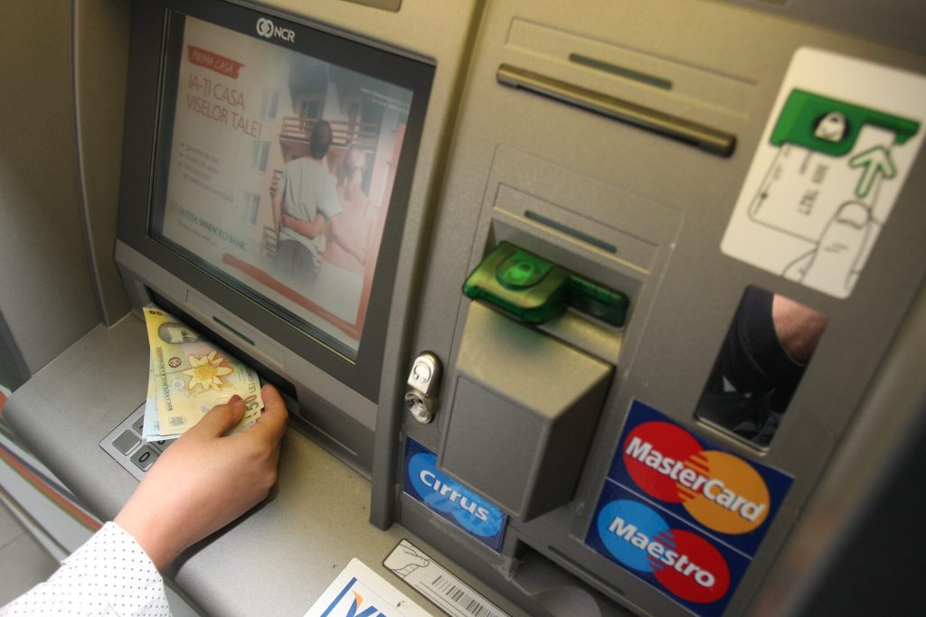 Câţi bani poţi scoate, de fapt, de la bancomat. Nu contează că ai sume mari în conturi