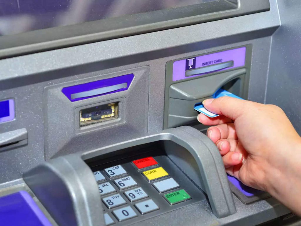 Românii au speriat Europa. Ce este și cum funcționează metoda „ATM Jackpotting”