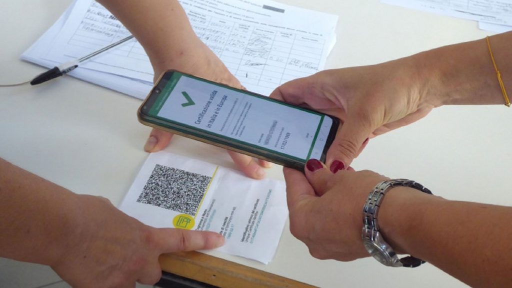 Cum vor putea intra în mall-uri şi restaurante românii al căror certificat verde expiră. Anunţul făcut de Alexandru Rafila