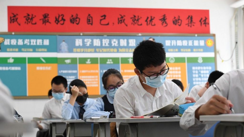 Elevii chinezi, obligaţi să poarte costume de protecţie la şcoală. Imaginile uluitoare fac înconjurul lumii