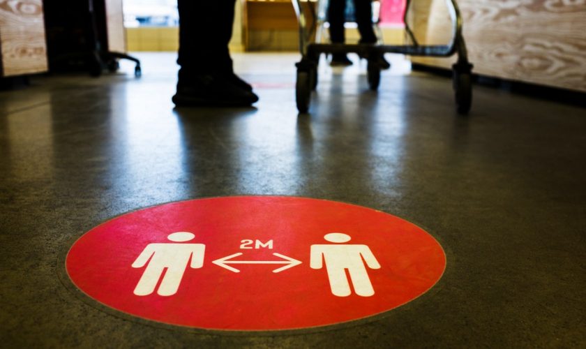 Cine este considerat contact direct în cazul covid-19. Situaţiile în care trebuie să stai în carantină