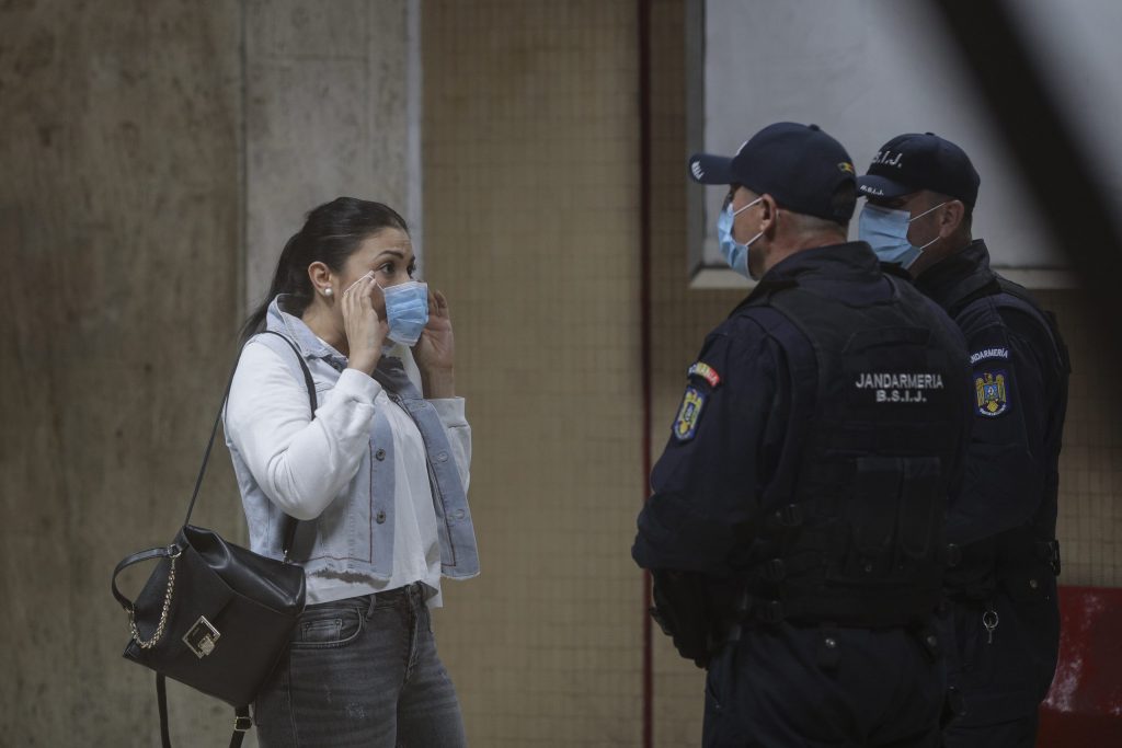 Decizie istorică a CCR. Purtarea măștii în aer liber este neconstituțională