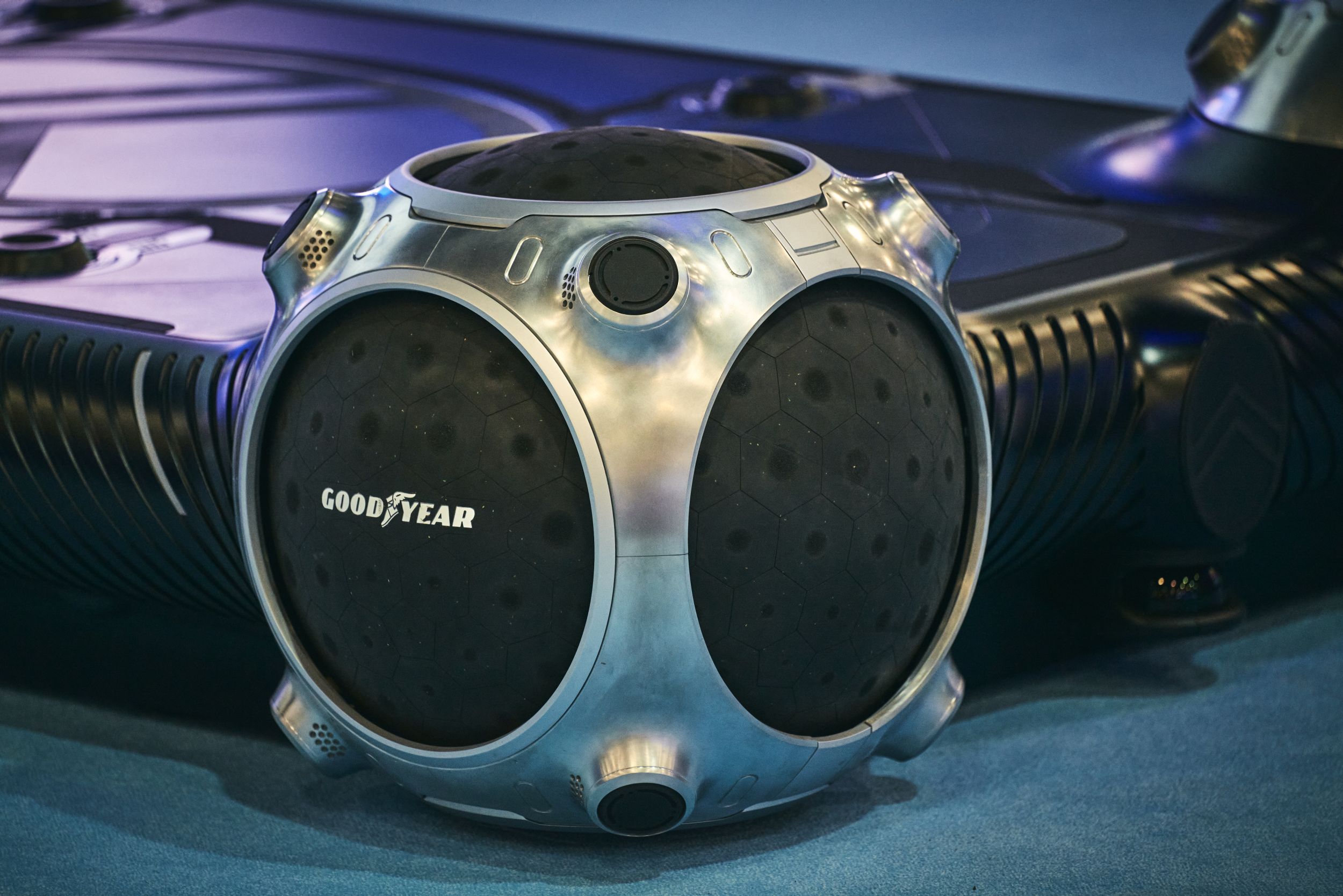 Citroen a prezentat la CES 2022 un concept autonom open-source. Vechicul poate transporta capsule fabricate de alți producători