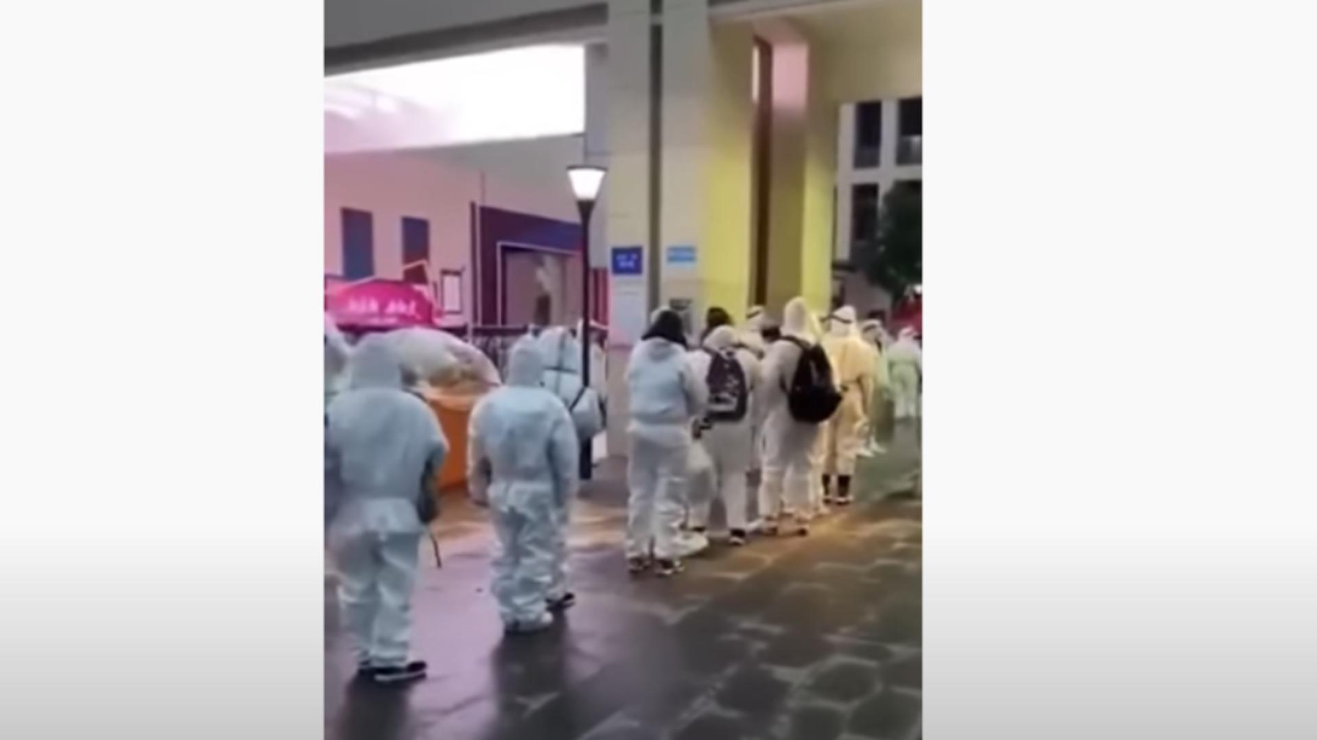 Elevii din China sunt obligati sa poarte cosume de protectie in scoala