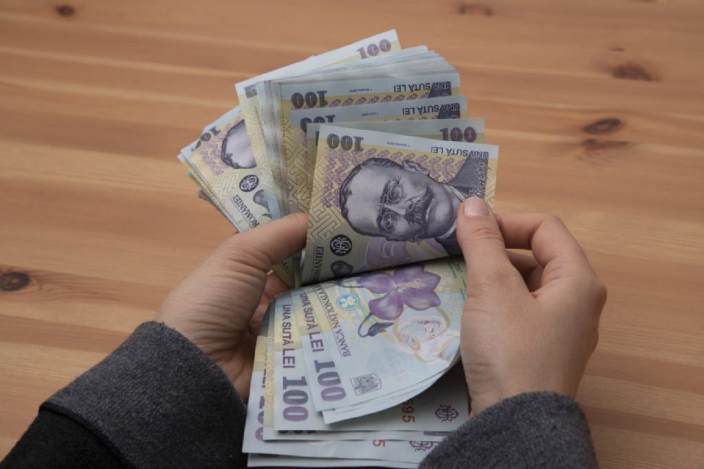 Ce aduce nou anul 2022 pentru români. Cresc salariile, pensiile şi alocaţiile, însă se scumpesc utilităţile