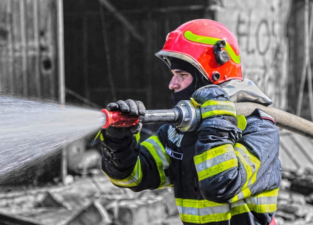 Incendiu la o policlinică din județul Argeș. Pompierii din mai multe localități intervin pentru stingerea incendiului