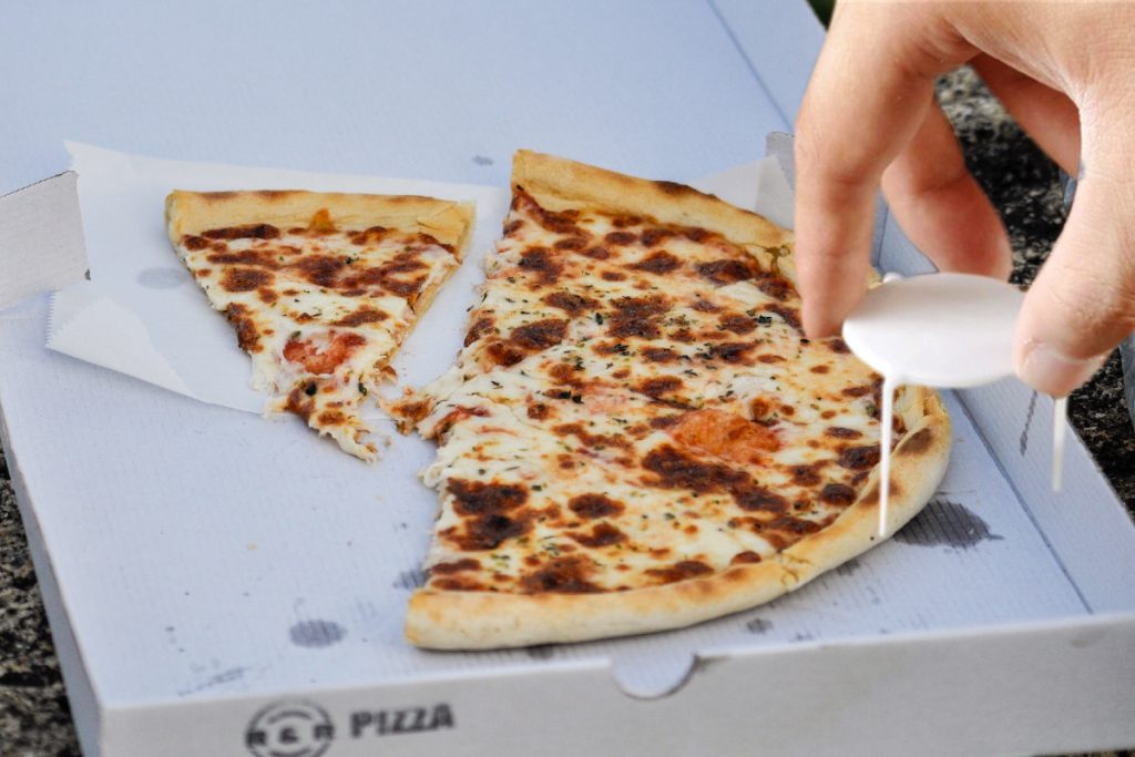 La ce foloseşte, de fapt, bucata de plastic din cutia de pizza. Abia acum s-a aflat adevărata utilitate, e genial