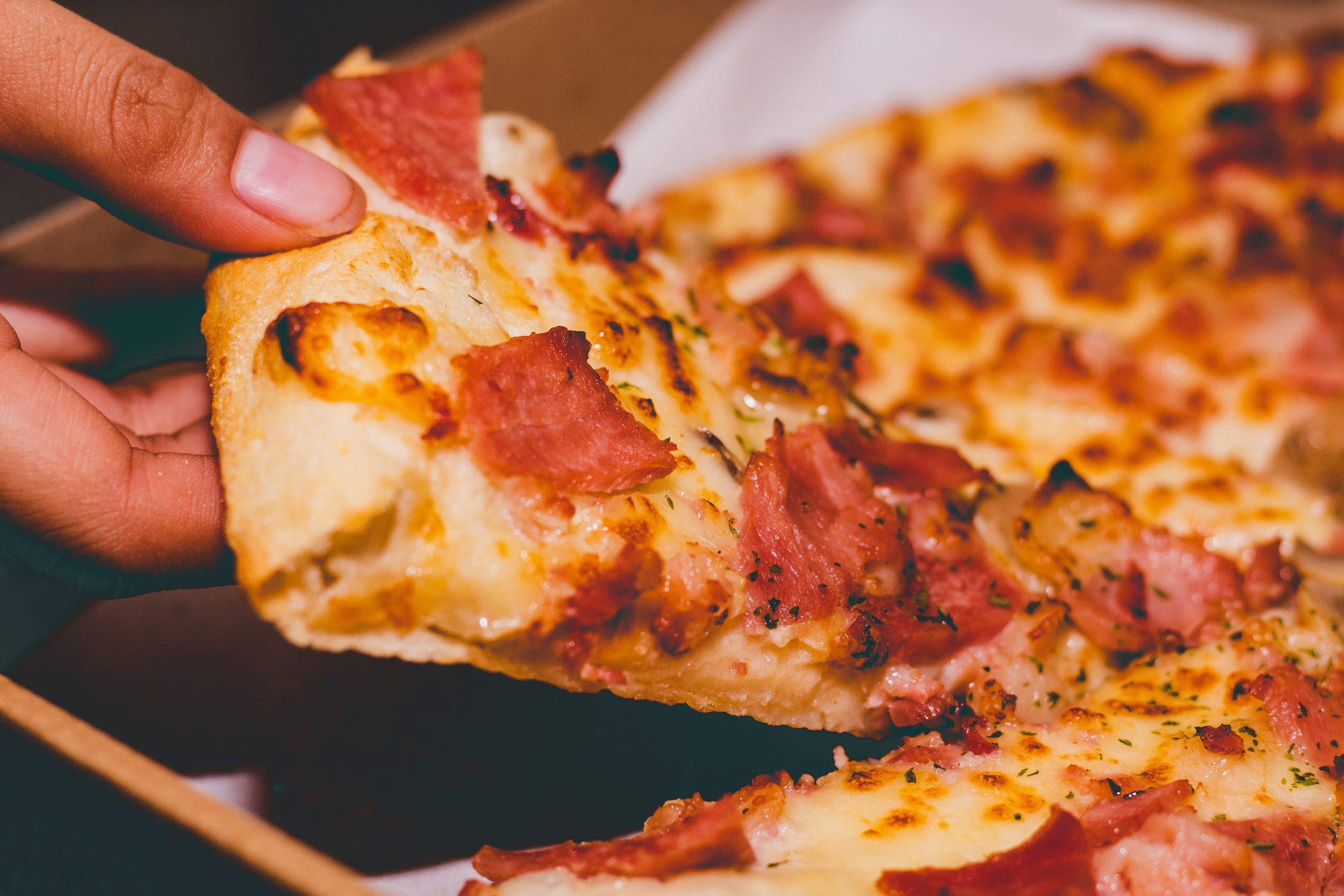 La ce folosește bucata de plastic din cutia de pizza
