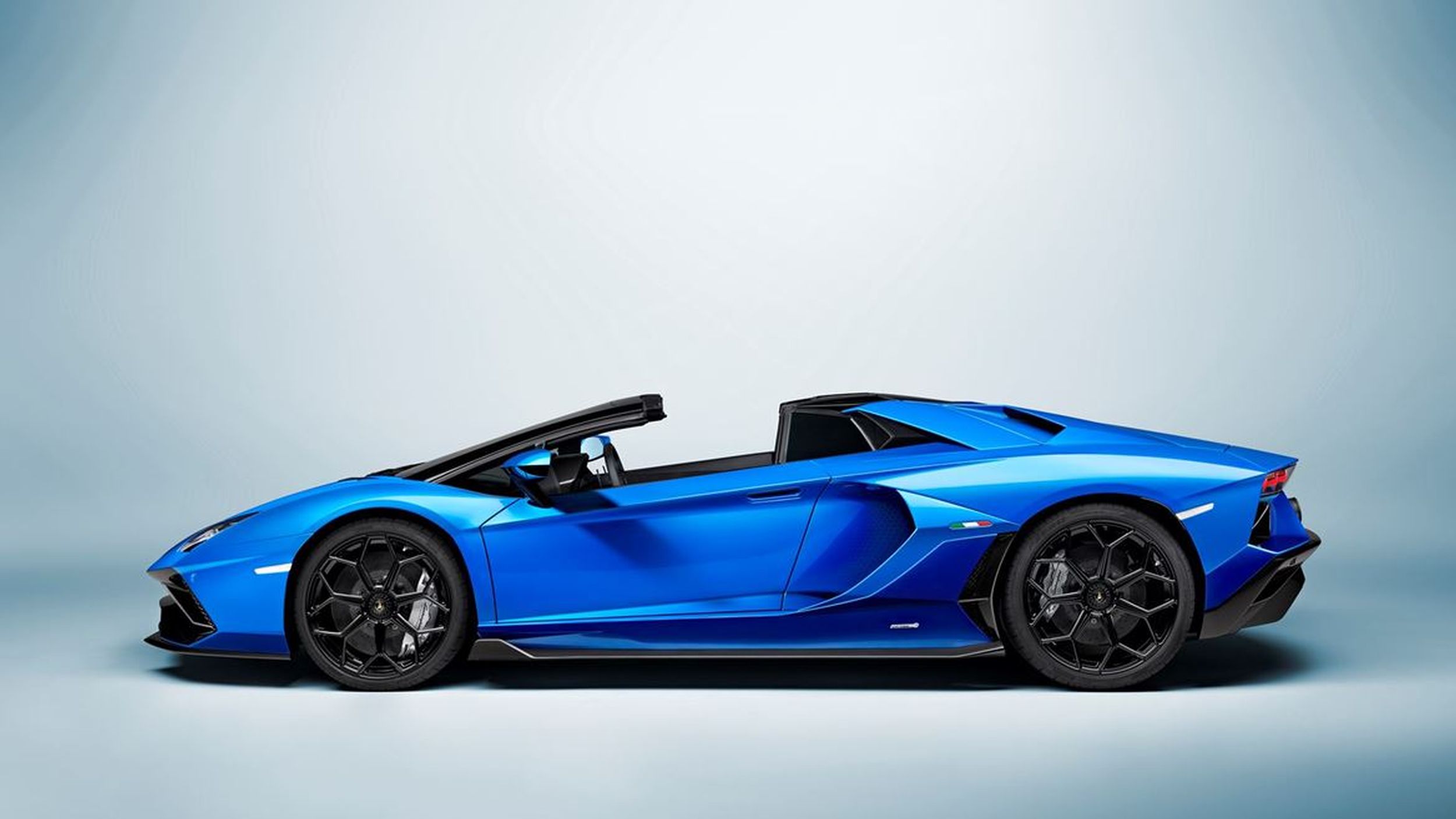 Lamborghini a vândut aproape întreaga producţie din acest an. Compania se pregătește pentru electrificarea gamei din 2024