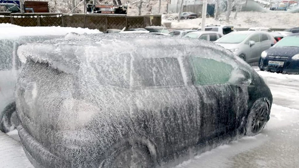 Metoda trăsnită a unui clujean pentru a-și dezgheța mașina. A folosit un spray și o brichetă