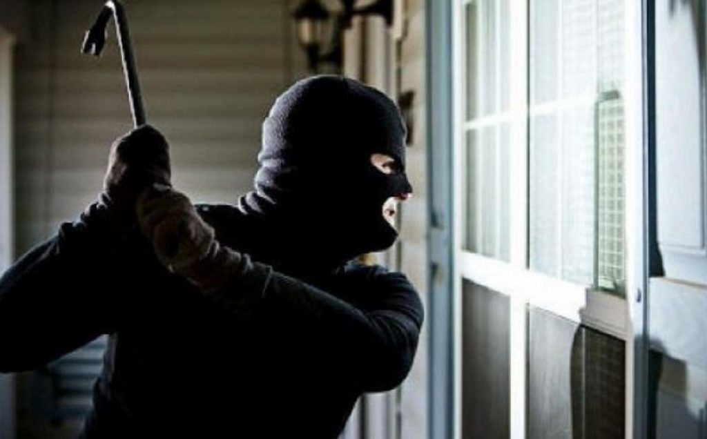 Momente dramatice pentru un bătrân din Timiș. 5 bărbați mascaţi au acționat ca în filme, pentru a-i fura banii și mâncarea