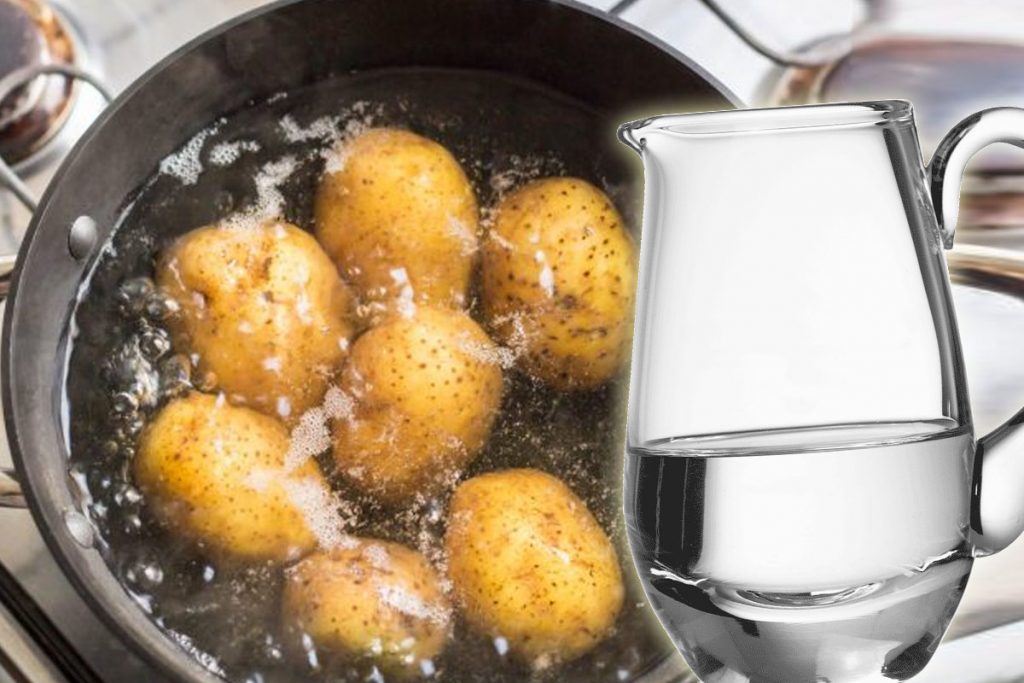 Nu mai arunca apa în care ai fiert cartofii. Ce poți să faci cu ea, trucul e genial