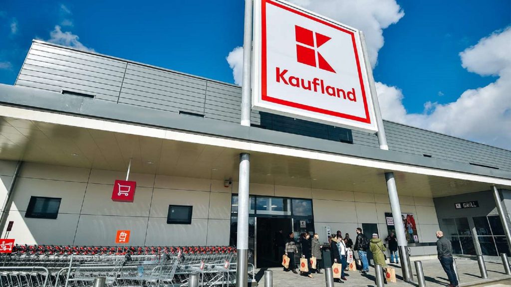 Obiectul pe care trebuie să îl ai la tine atunci când mergi la Kaufland. Anunțul oficial, scade prețul pe loc